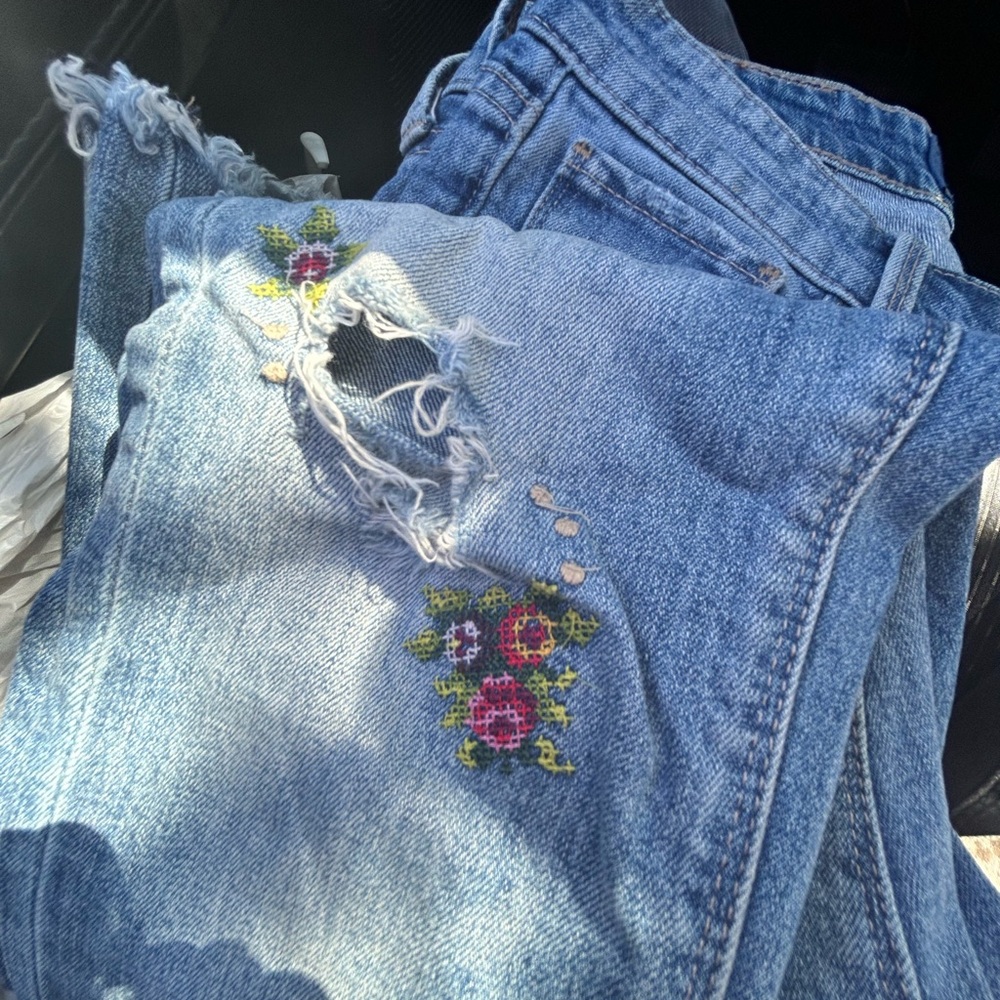Lucky 🍀 Brand Embroidered Blue Jeans - Picture 4 of 6